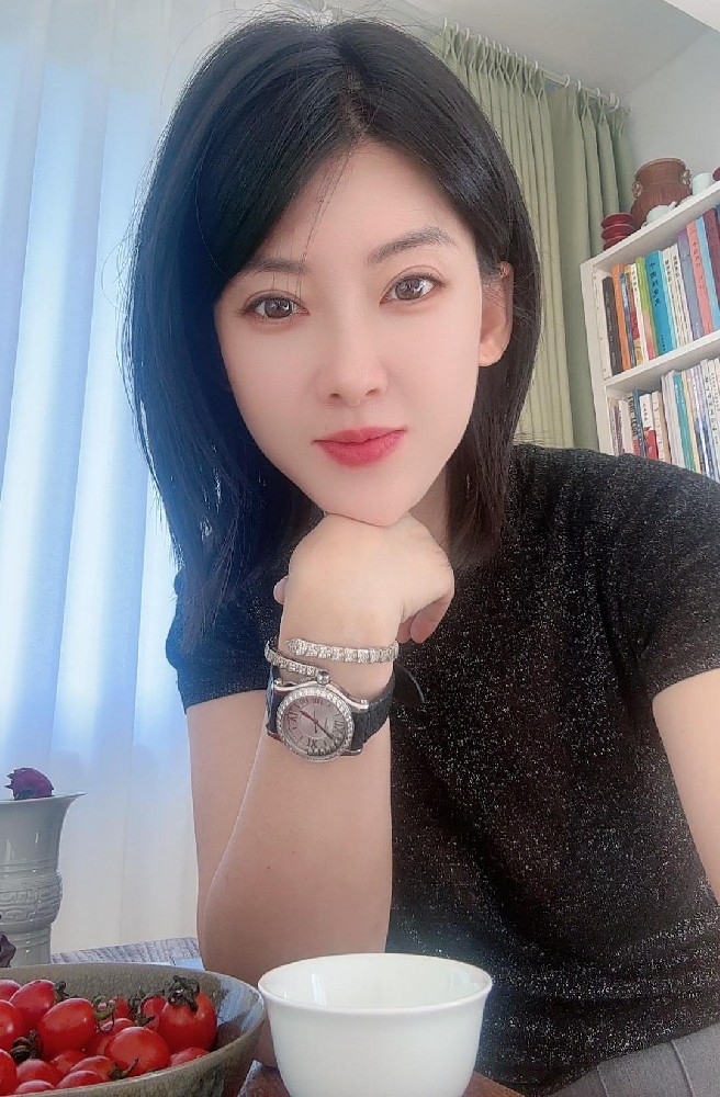 趙玲（國(guó)瓷紅葉畫(huà)院高級(jí)畫(huà)師）